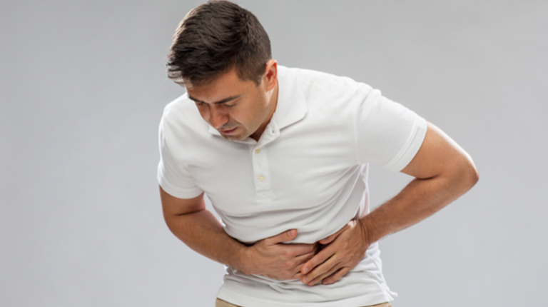 Đau dạ dày biểu hiện bởi cơn đau có thể âm ỉ, nóng rát, cồn cào hoặc dữ dội, quặn thắt