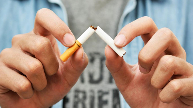 Bỏ thuốc lá giúp phòng ngừa tình trạng đau dạ dày ở người lớn