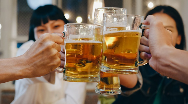 Rượu bia, đồ uống có cồn có thể gây kích ứng niêm mạc dạ dày