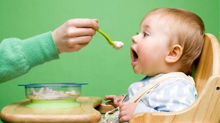 Không nên cho trẻ ăn quá no hoặc quá sớm khi trẻ đến tuổi ăn dặm