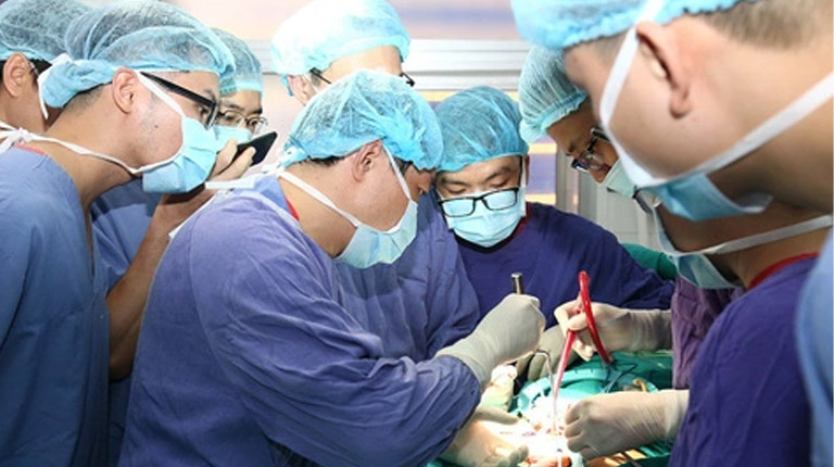 Phẫu thuật tái tạo mạch máu được chỉ định cho trường hợp bệnh nhân không đáp ứng thuốc