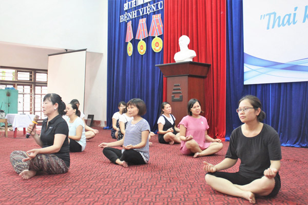 Bên cạnh đó các bà mẹ còn được hướng dẫn tập Yoga tốt cho sức khỏe mẹ và bé