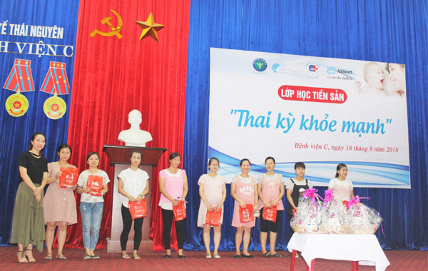 Kết thúc lớp học các mẹ bầu còn nhận được những phần quà ý nghĩa từ các nhà tài trợ.