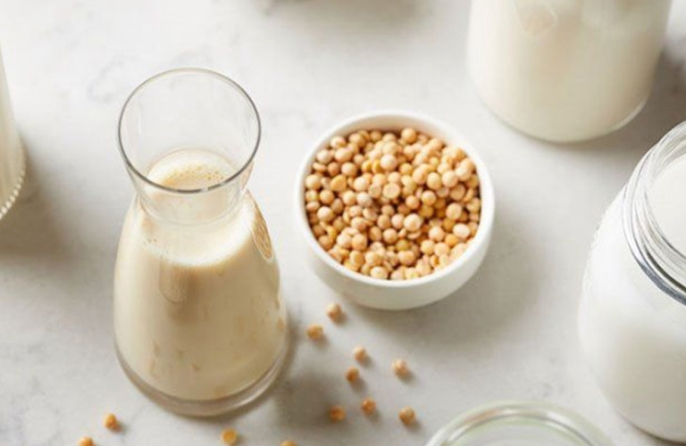 Sữa đậu nàng chứa isoflavone, có tác dụng giảm cholesterol và mỡ máu