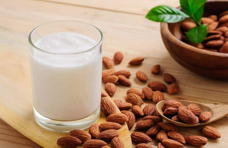 Sữa hạnh nhân giàu vitamin E, chất chống oxy hóa mạnh, giúp bảo vệ gan khỏi tổn thương