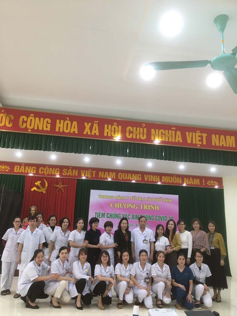 Ban lãnh đạo, giảng viên chụp ảnh cùng các học viên.