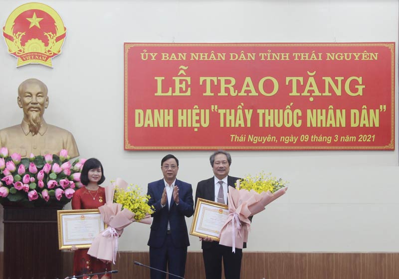 Thừa ủy quyền của Chủ tịch nước, đồng chí Đặng Xuân Trường, Ủy viên Ban Thường vụ Tỉnh ủy, Phó Chủ tịch Thường trực UBND tỉnh trao danh hiệu “Thầy thuốc Nhân dân”