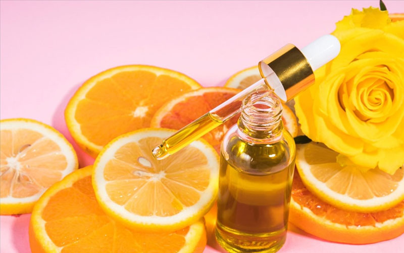 Sử dụng kem bôi và serum chứa vitamin C