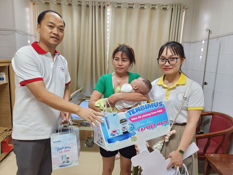 Công ty bỉm sữa HatoBaby đồng hành cùng Dược Titati trao quà Trung thu tại Khoa Nhi Bệnh viện A Thái Nguyên