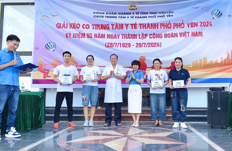 Trao giải cho các đội kéo co